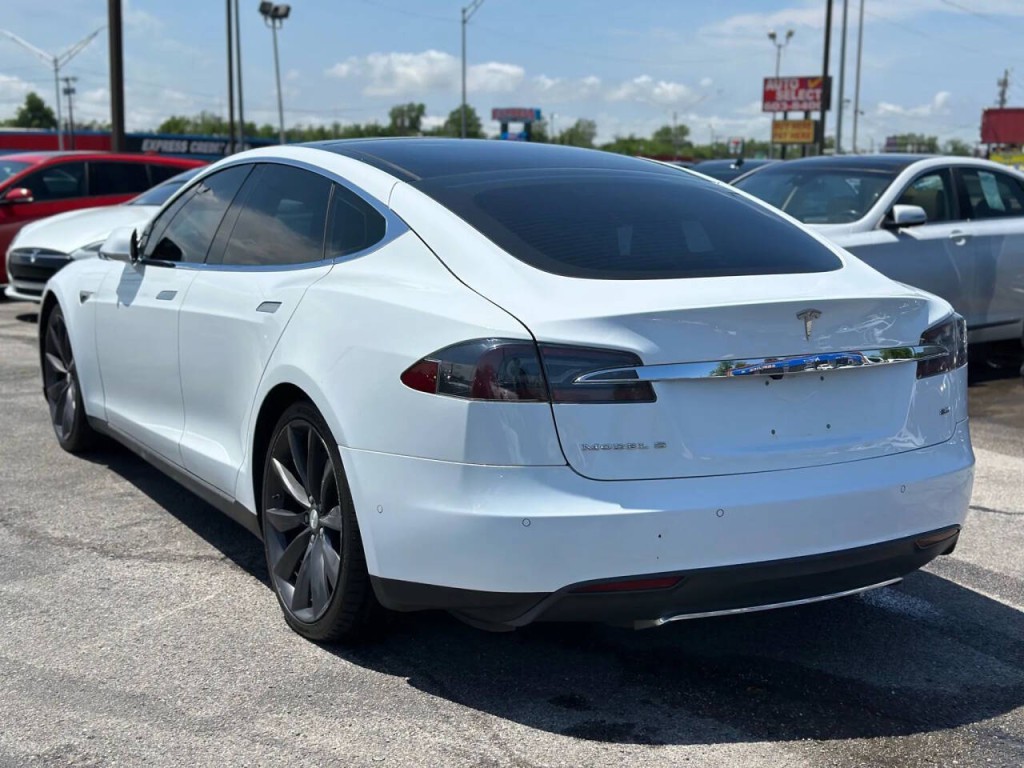 2014 Tesla Model S Image 8
