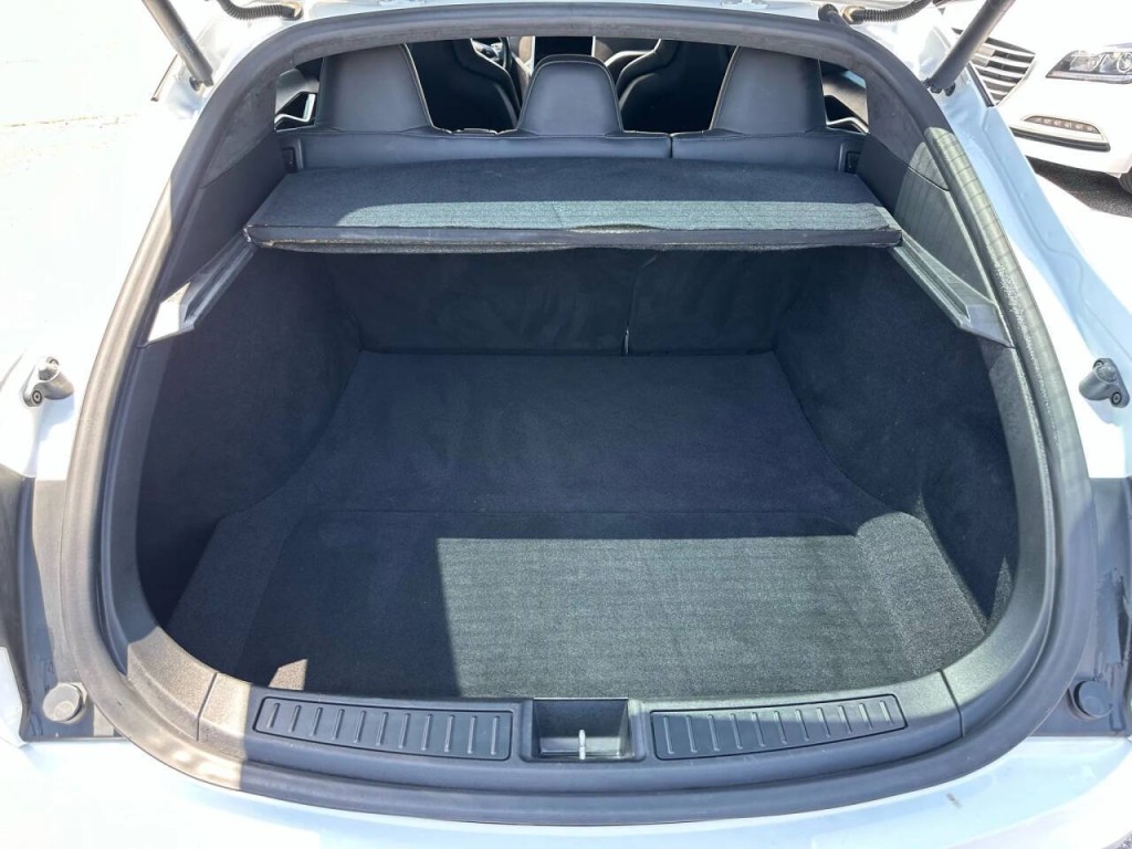 2014 Tesla Model S Image 18