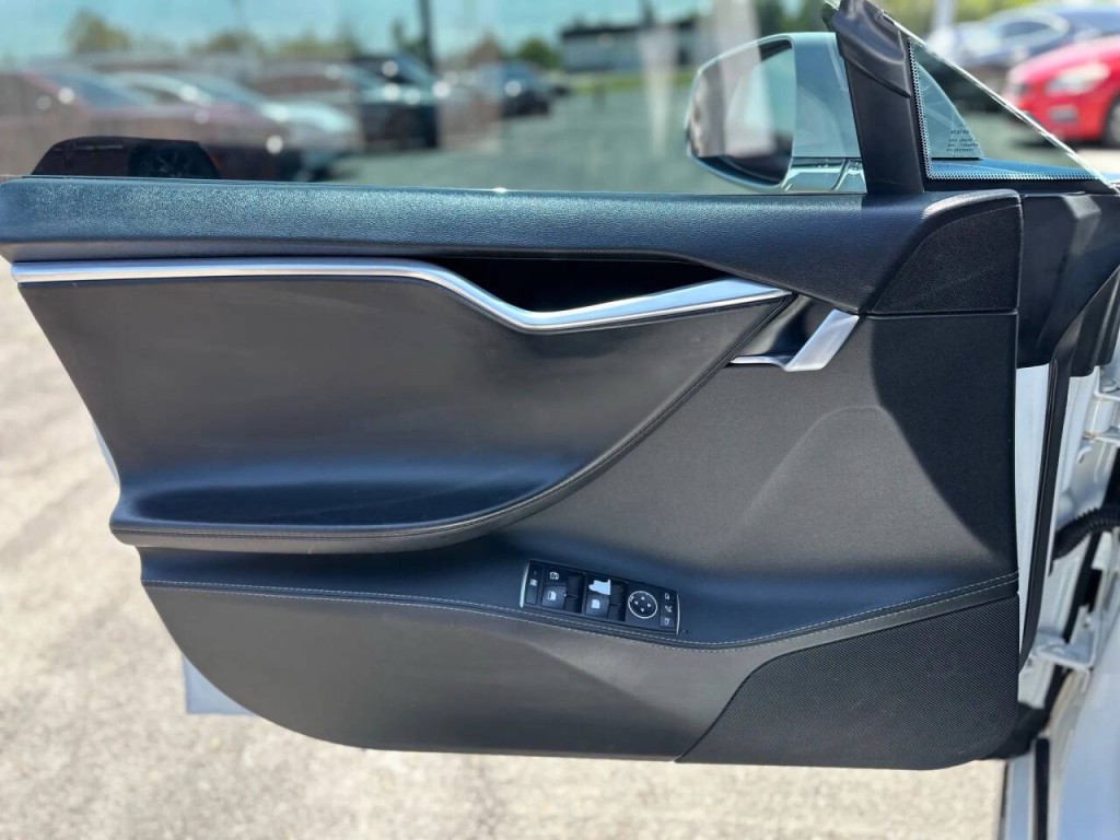 2014 Tesla Model S Image 21
