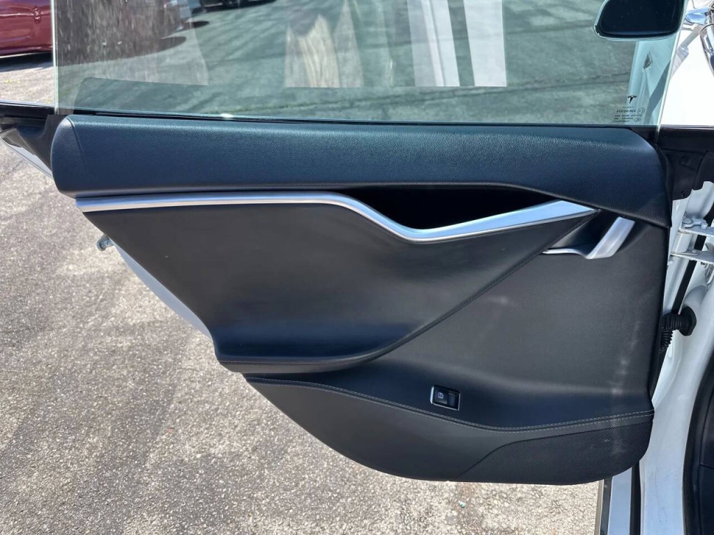 2014 Tesla Model S Image 22