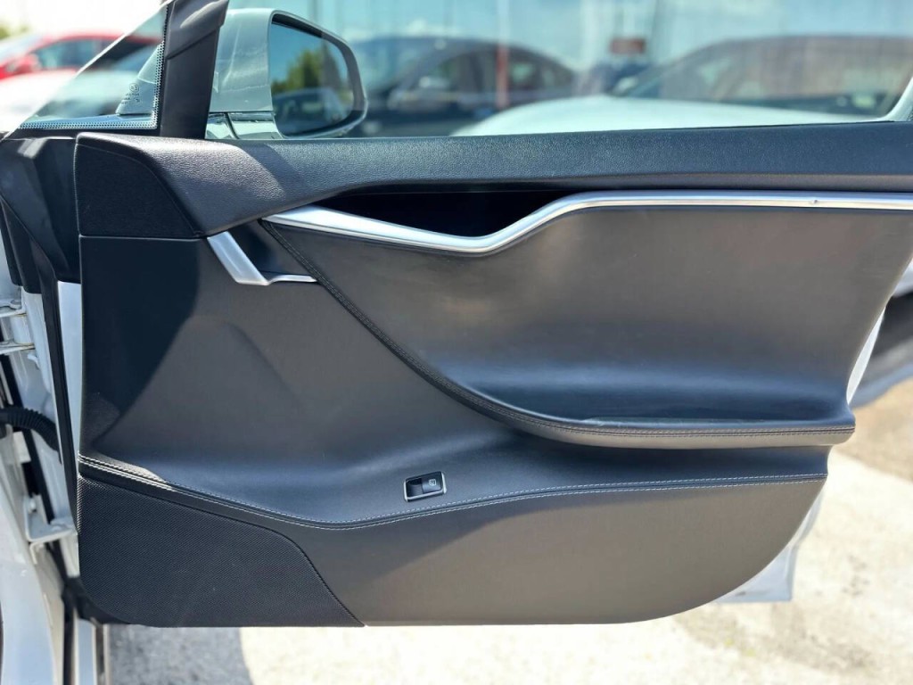 2014 Tesla Model S Image 23
