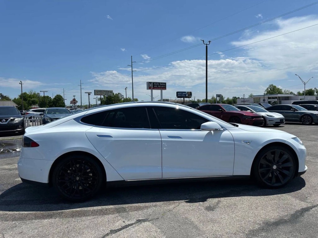 2014 Tesla Model S Image 32