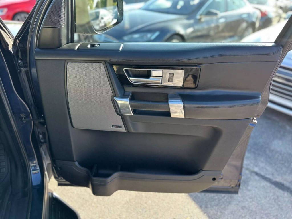2015 Land Rover LR4 Image 25