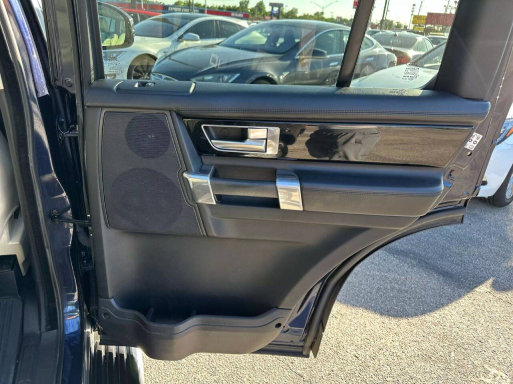 2015 Land Rover LR4 Image 26