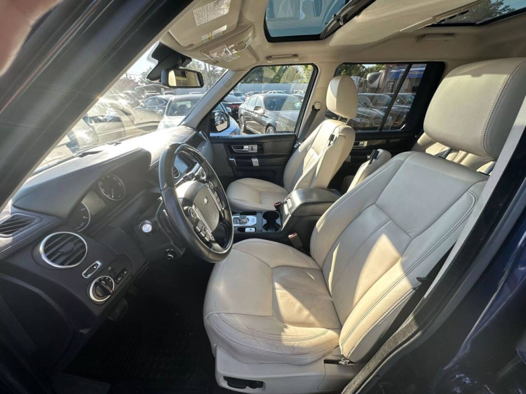 2015 Land Rover LR4 Image 10