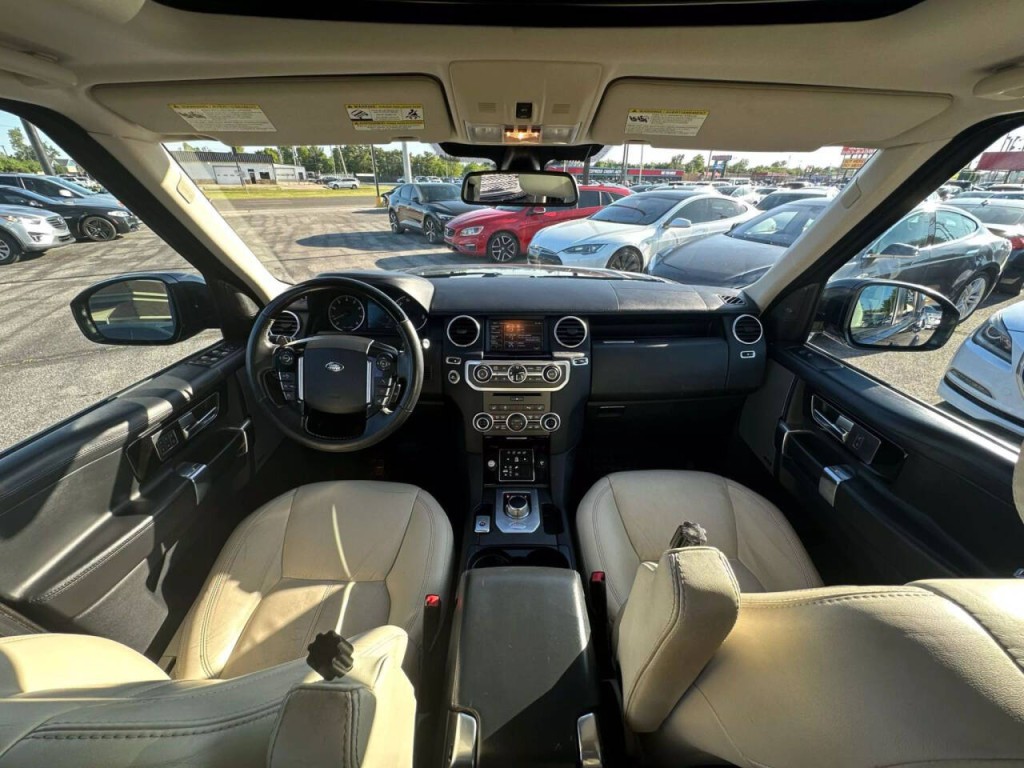 2015 Land Rover LR4 Image 11