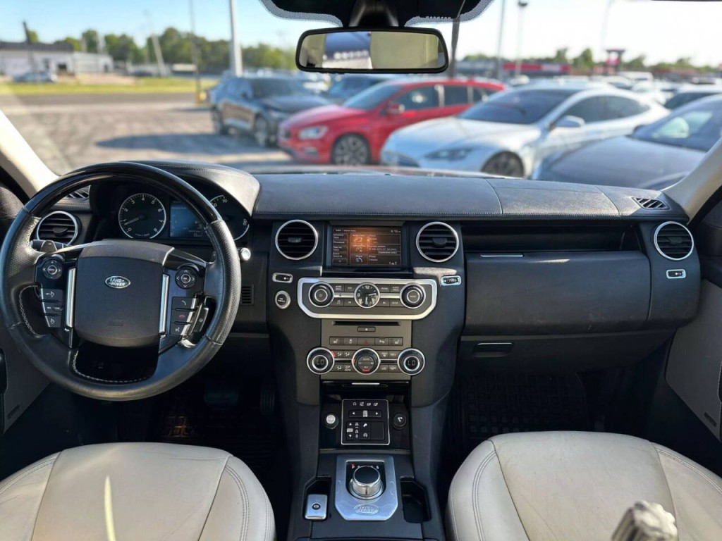 2015 Land Rover LR4 Image 12