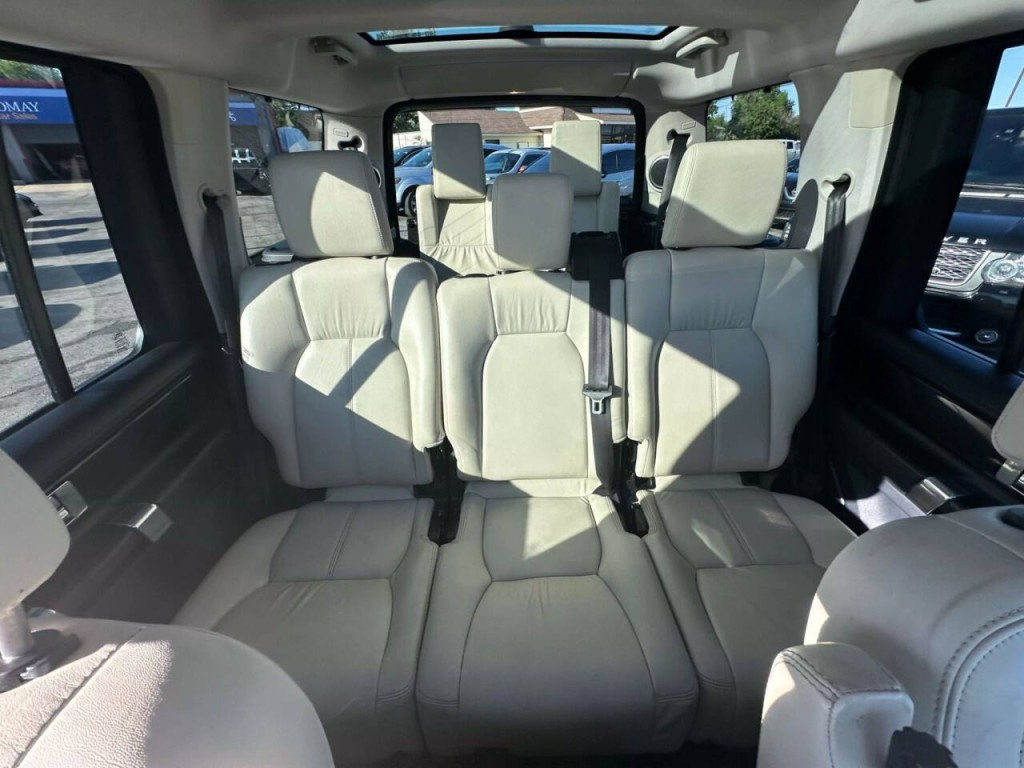 2015 Land Rover LR4 Image 16