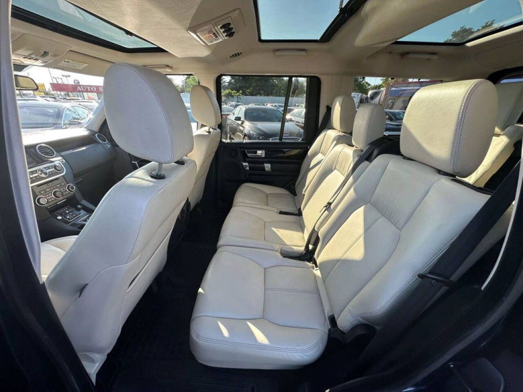 2015 Land Rover LR4 Image 17