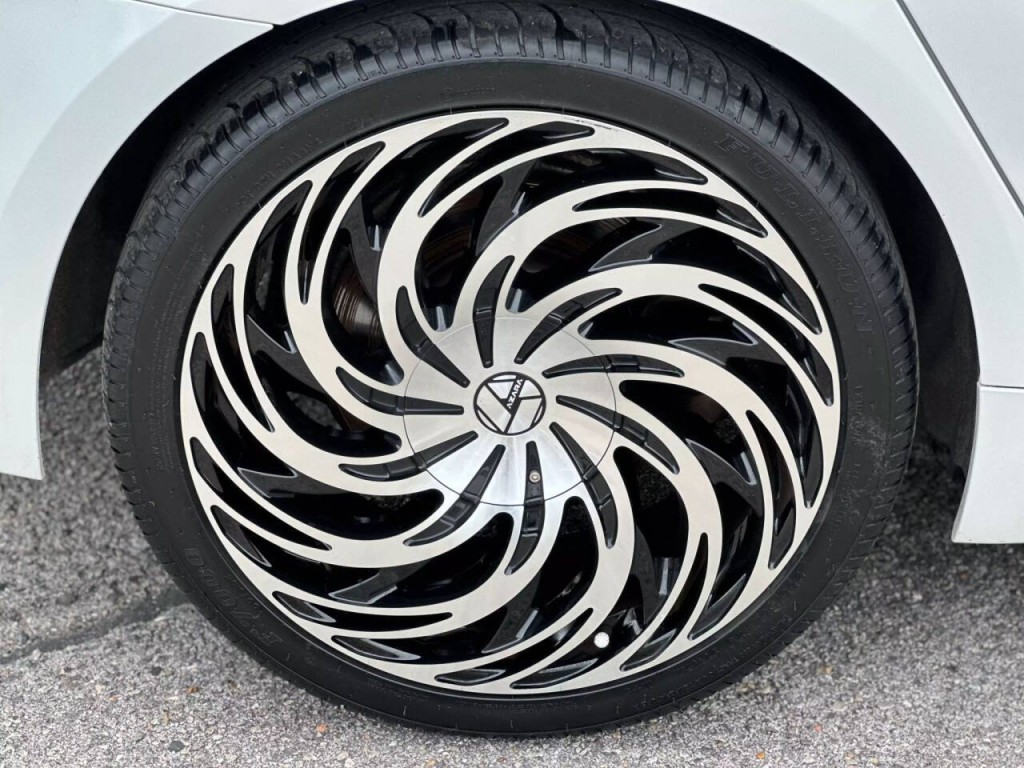 2018 BMW 5 Series Image 24