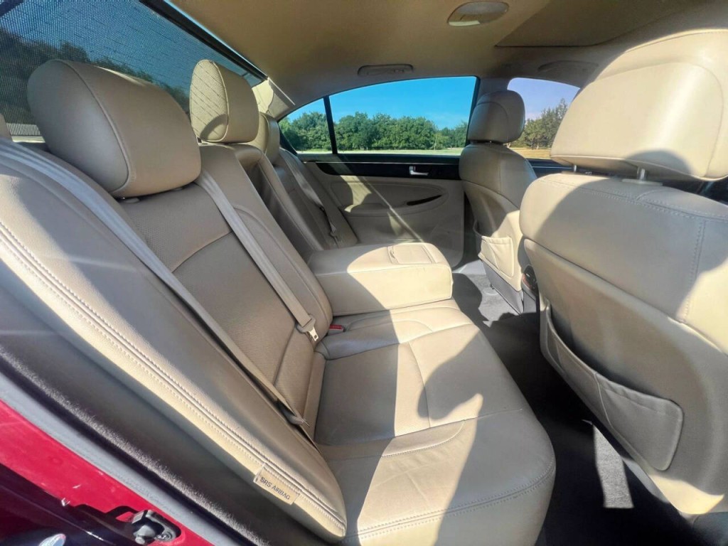 2012 Hyundai Genesis Image 21