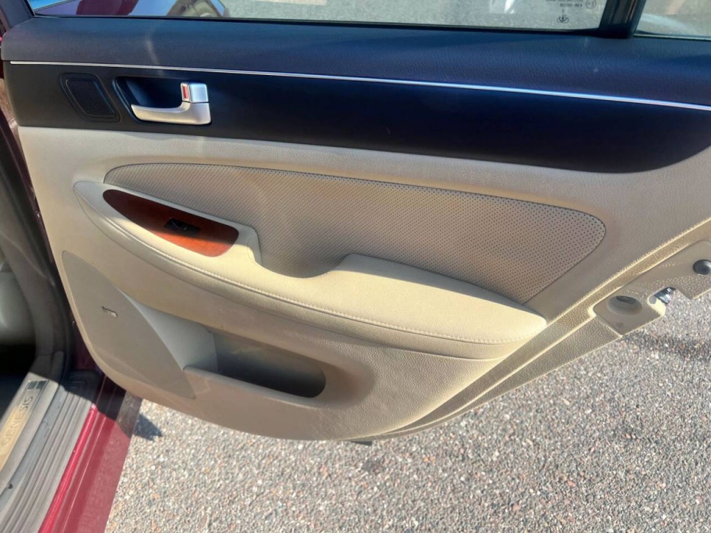 2012 Hyundai Genesis Image 22