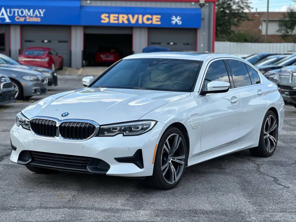 2022 BMW 3 Series Image 2