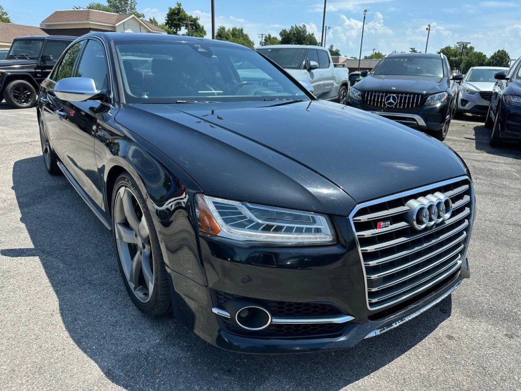 2015 Audi S8 Image 32