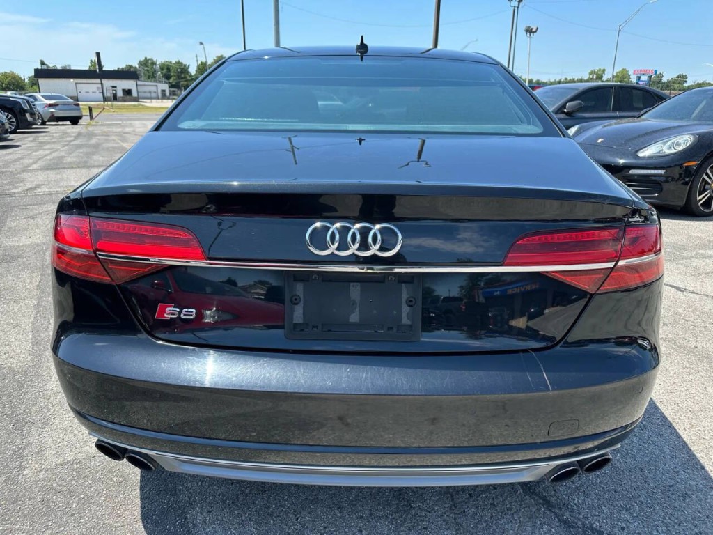2015 Audi S8 Image 35