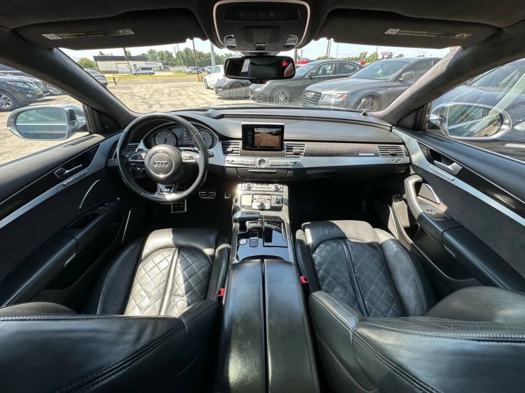 2015 Audi S8 Image 2
