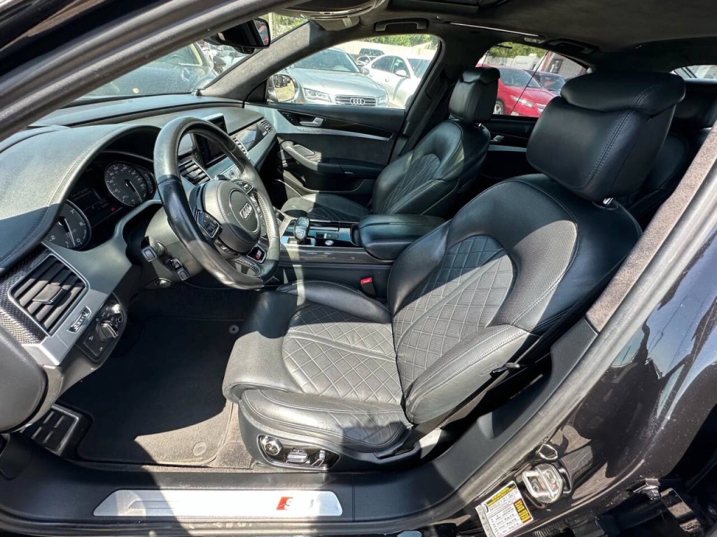 2015 Audi S8 Image 10