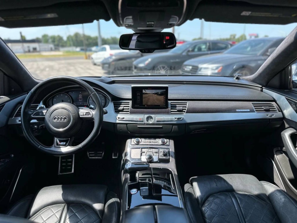 2015 Audi S8 Image 13