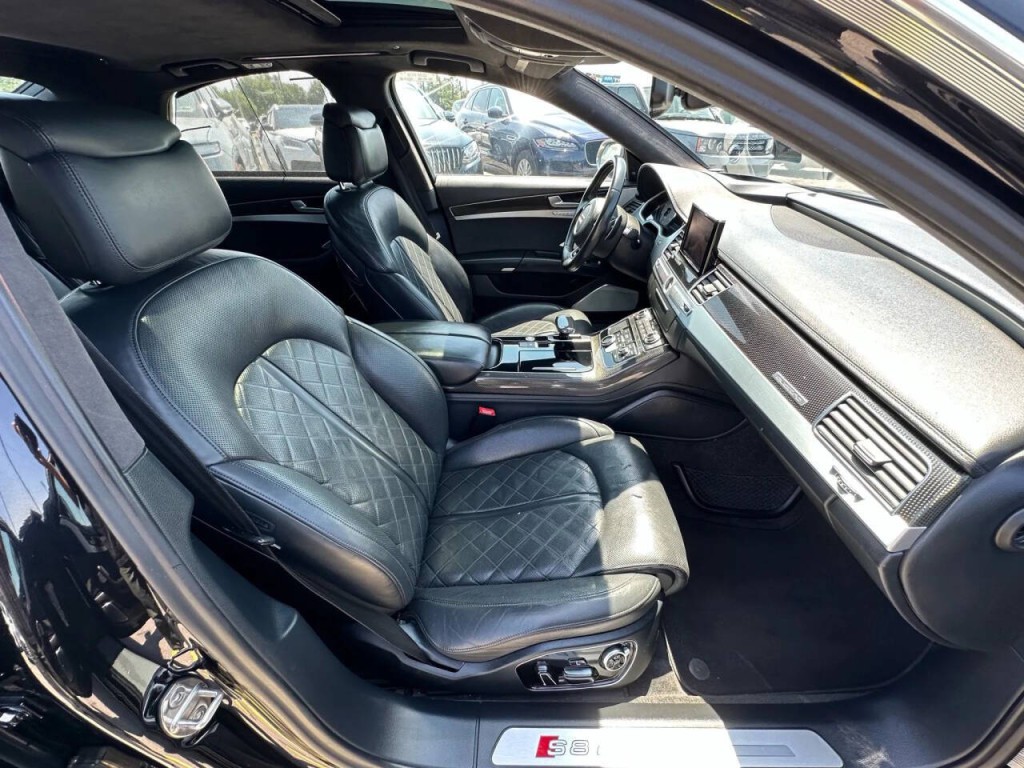 2015 Audi S8 Image 14