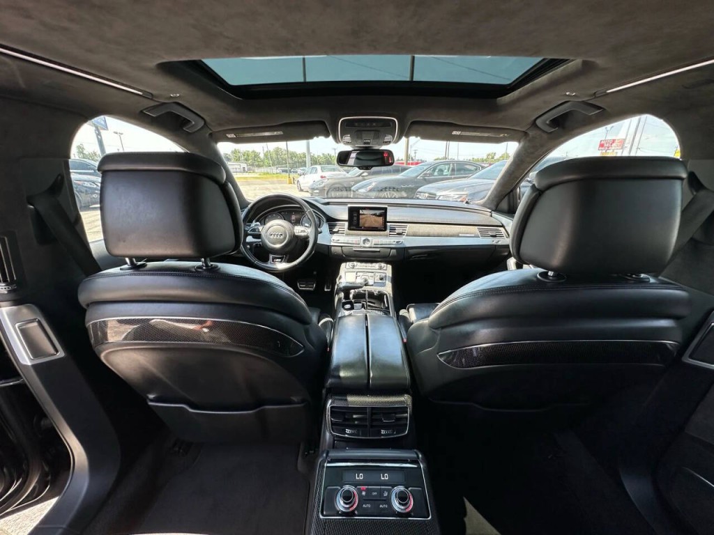 2015 Audi S8 Image 17