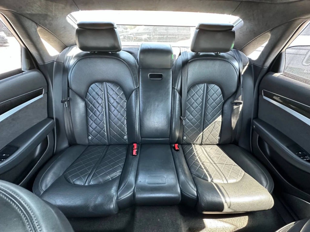 2015 Audi S8 Image 18
