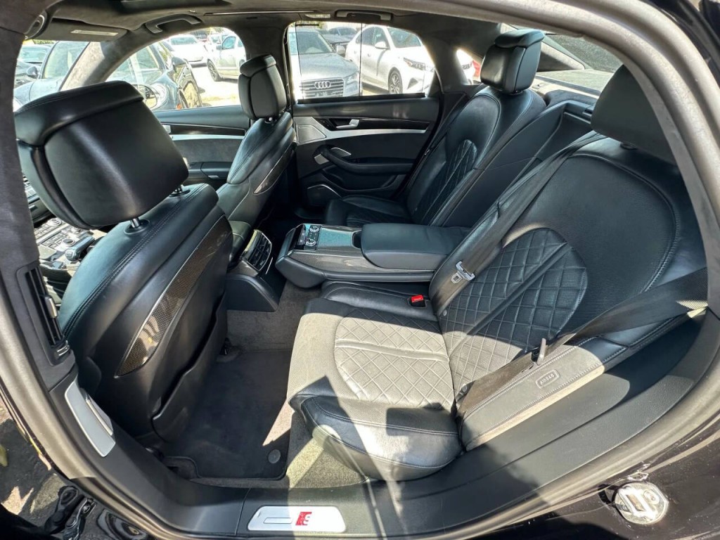 2015 Audi S8 Image 20