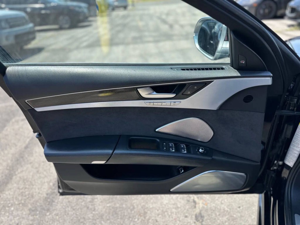 2015 Audi S8 Image 22