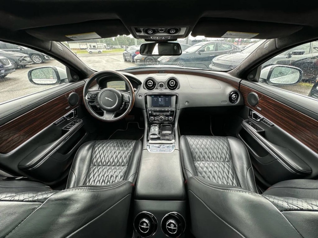2016 Jaguar XJ Image 2