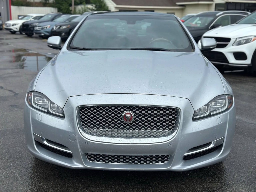 2016 Jaguar XJ Image 3