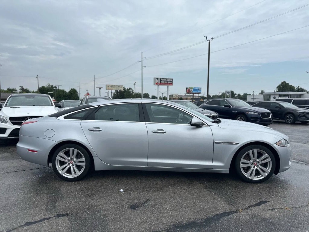 2016 Jaguar XJ Image 5