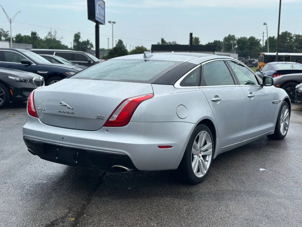 2016 Jaguar XJ Image 6