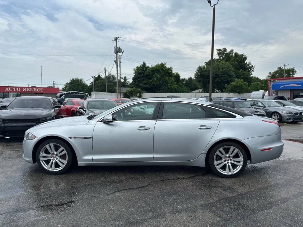 2016 Jaguar XJ Image 9
