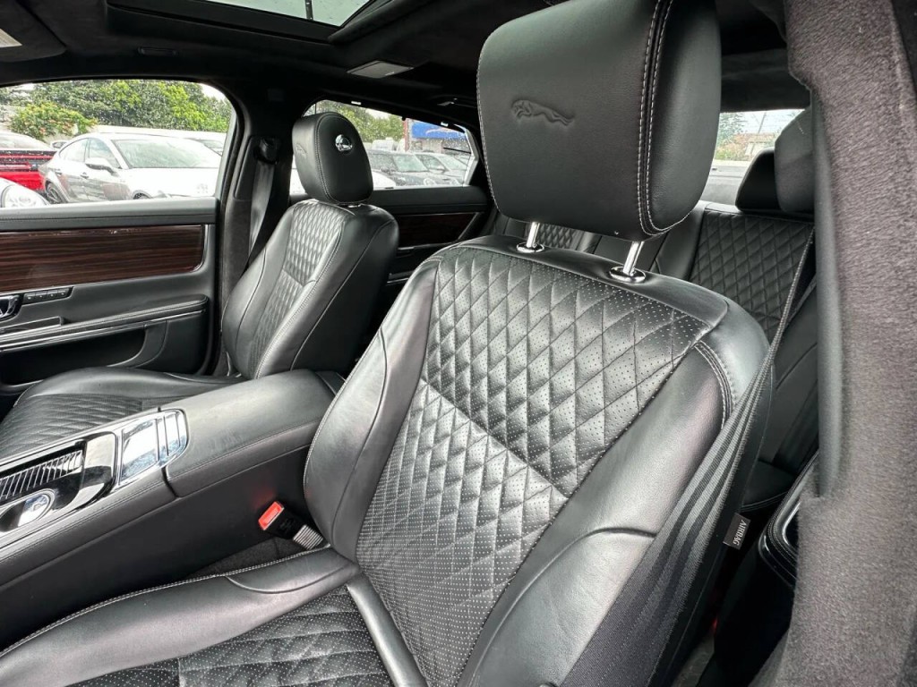 2016 Jaguar XJ Image 11