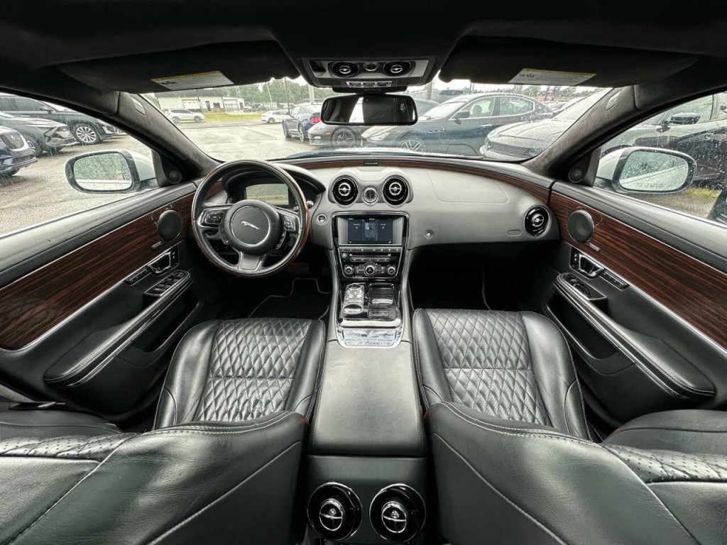 2016 Jaguar XJ Image 13