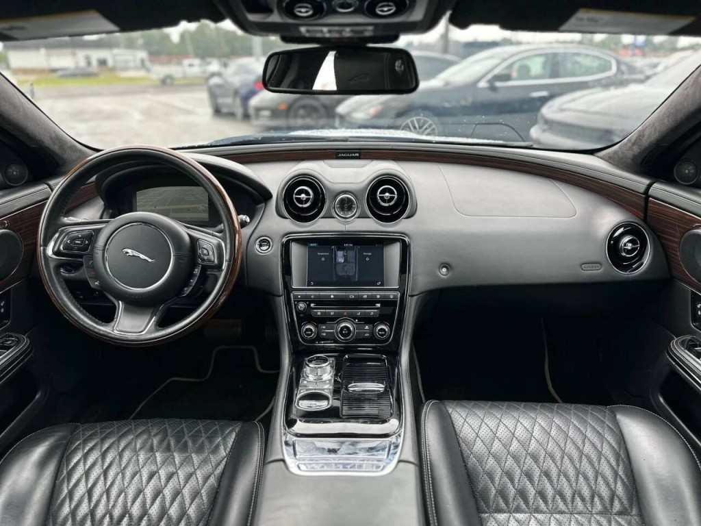 2016 Jaguar XJ Image 14