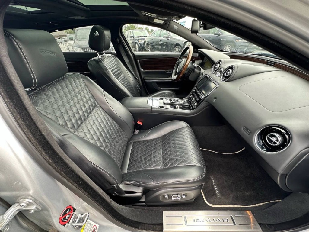 2016 Jaguar XJ Image 15
