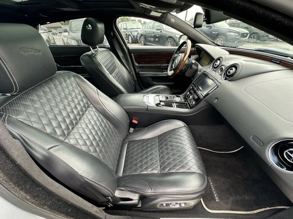 2016 Jaguar XJ Image 16