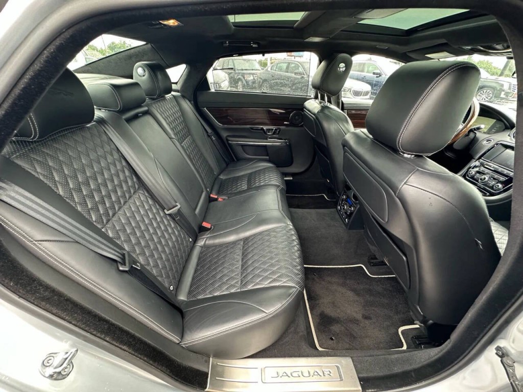 2016 Jaguar XJ Image 17