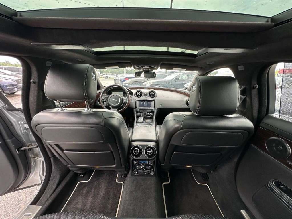2016 Jaguar XJ Image 18