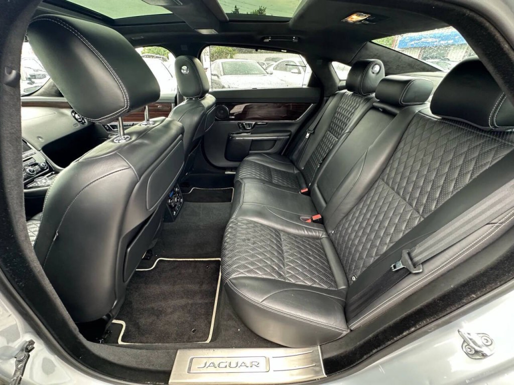2016 Jaguar XJ Image 20