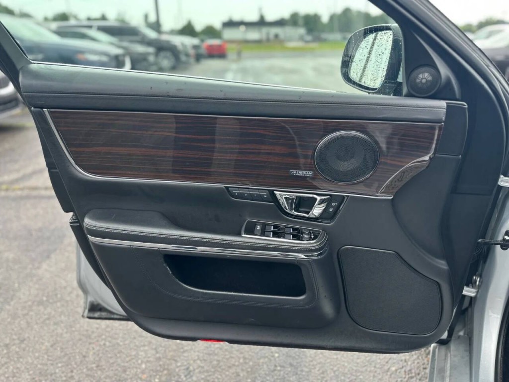 2016 Jaguar XJ Image 22