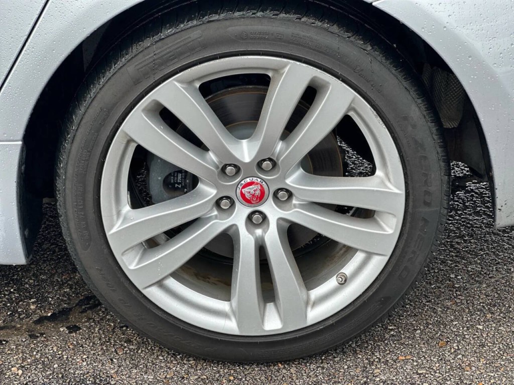 2016 Jaguar XJ Image 28