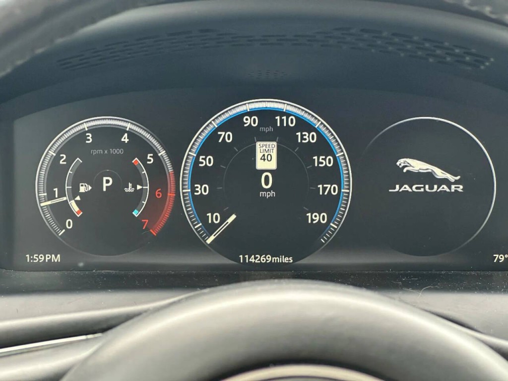 2016 Jaguar XJ Image 32