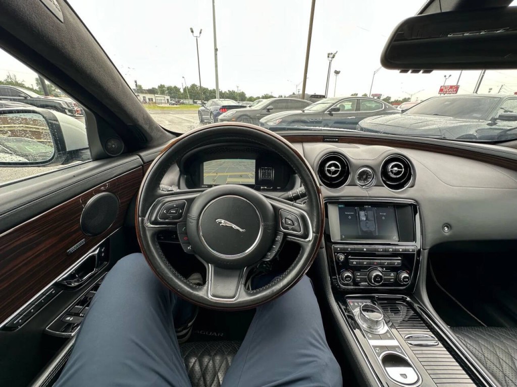 2016 Jaguar XJ Image 35