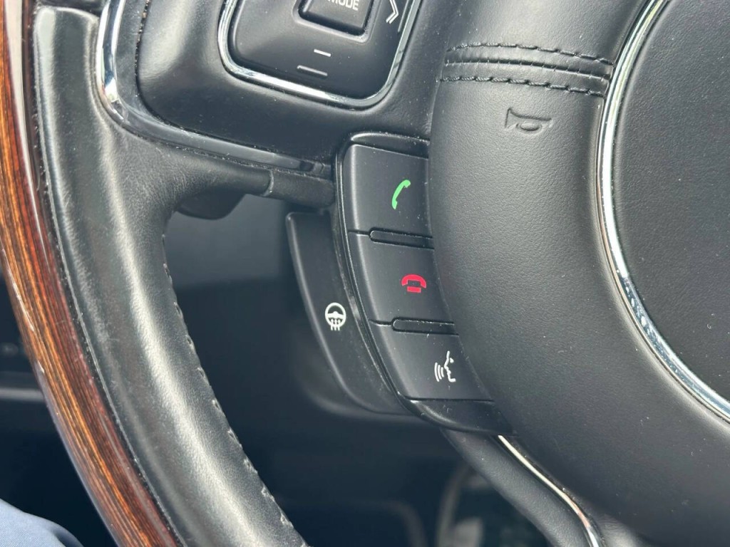 2016 Jaguar XJ Image 37