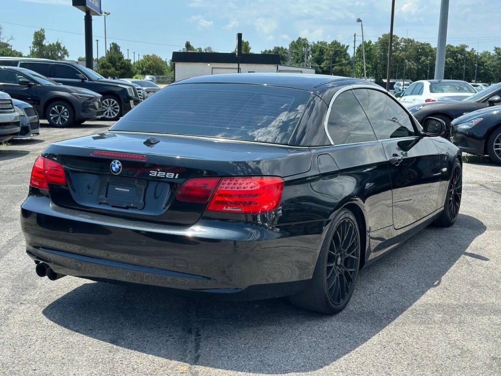 2011 BMW 3 Series Image 10