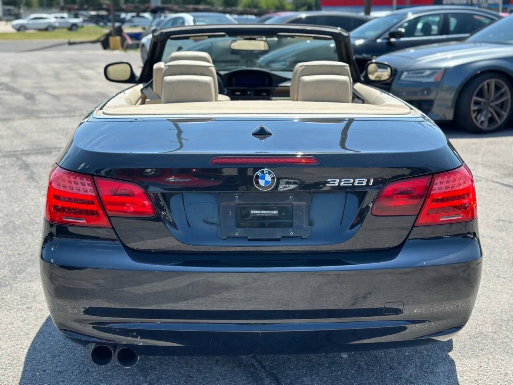 2011 BMW 3 Series Image 11