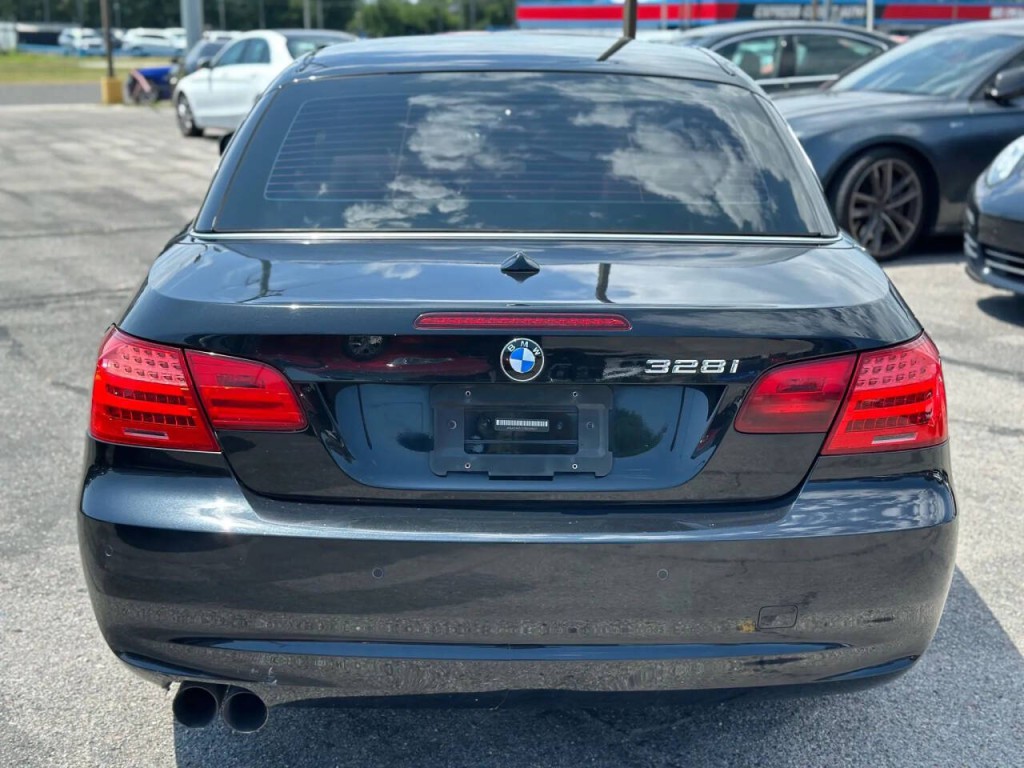 2011 BMW 3 Series Image 12