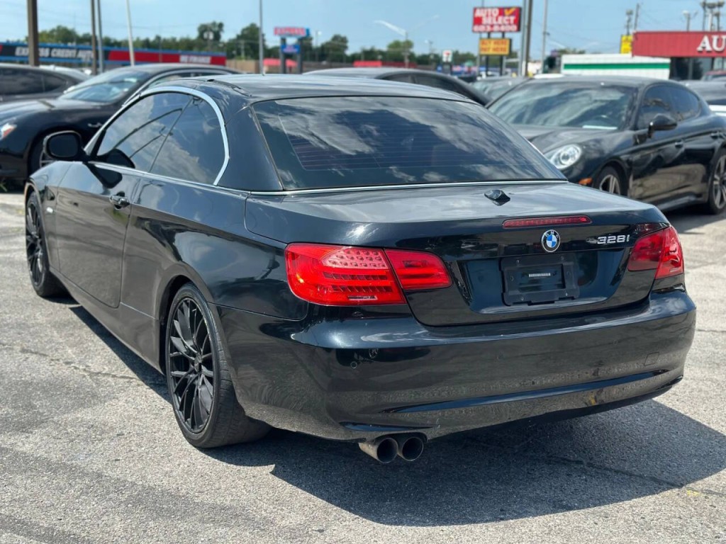 2011 BMW 3 Series Image 14