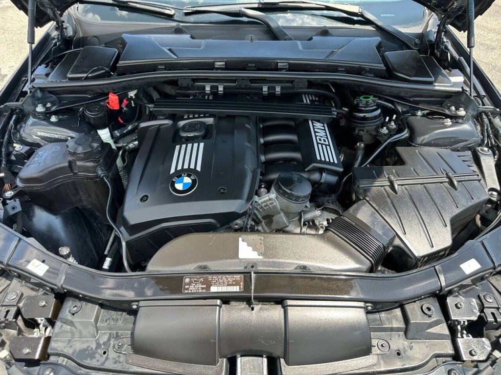 2011 BMW 3 Series Image 21